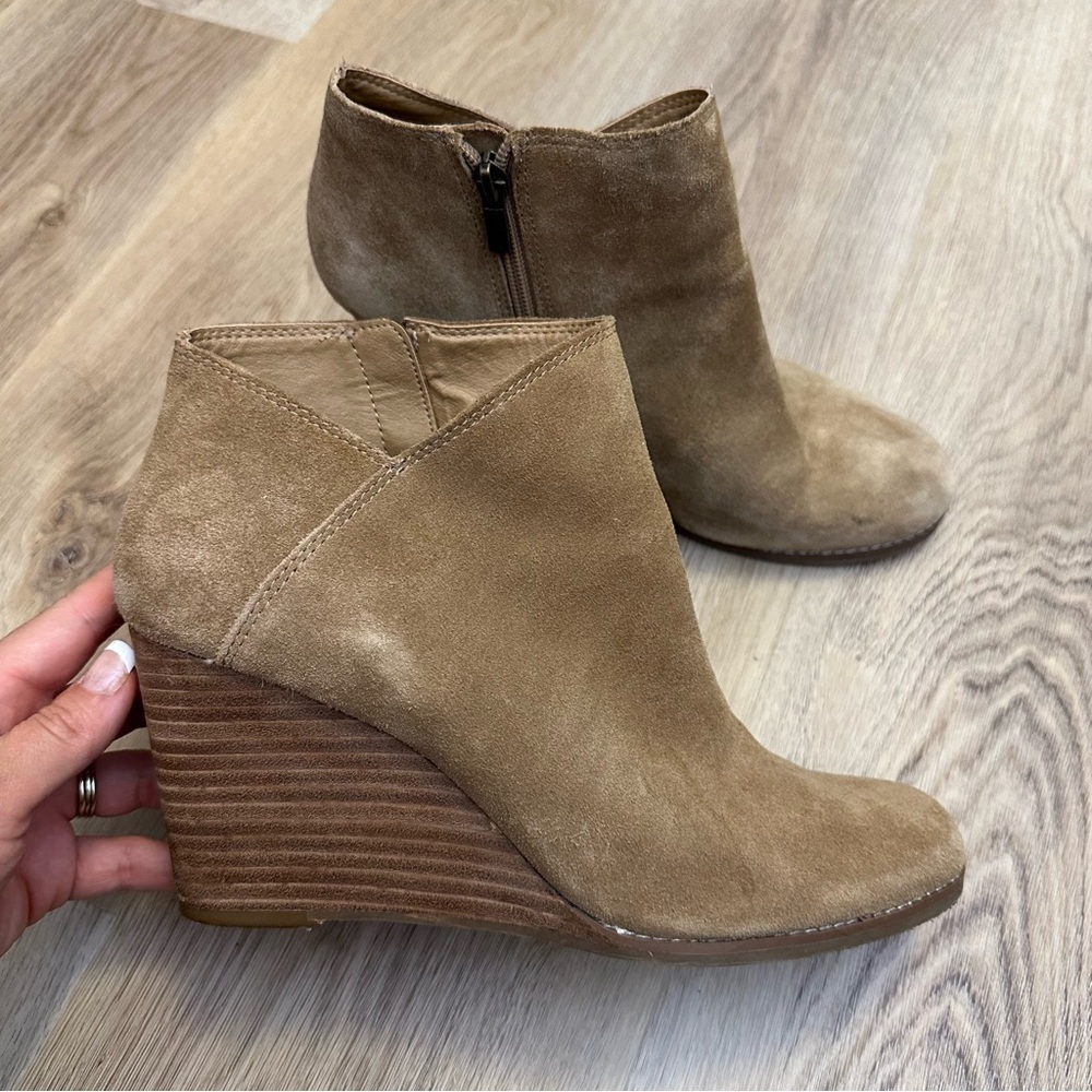 Lucky Brand Yakeena Tan Suede Ankle Wedge Booties size 10
